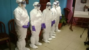 Estos-son-los-trajes-que-utilizarà-el-personal-de-salud-que-atienda-a-casos-de-posible-Ebola.-1024x575