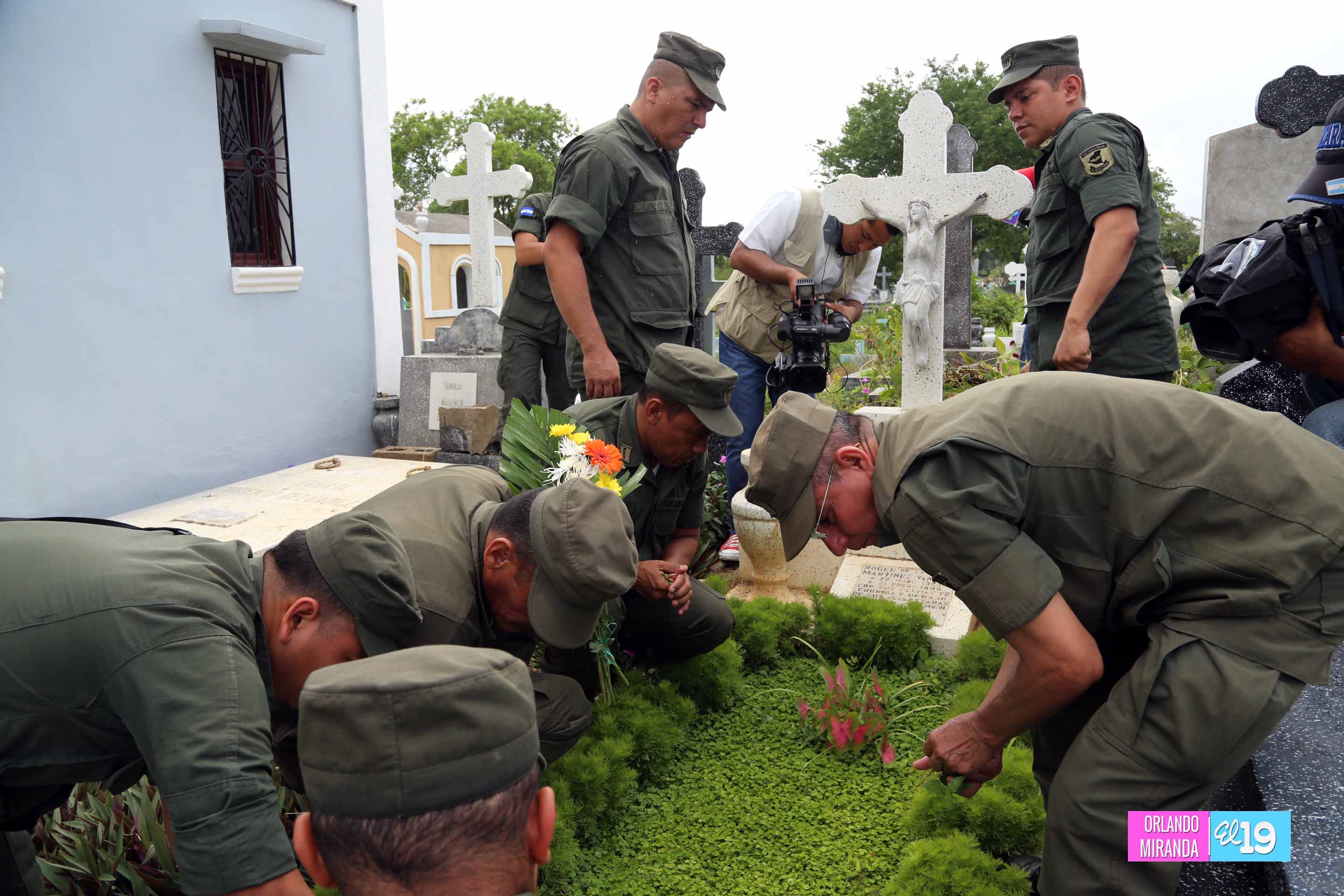 Depositan ofrendas florales a miembros del Ejército caídos en cumplimiento del deber en Estelí