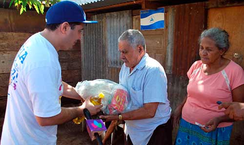 Cruz Roja Nicaragüense distribuye paquetes alimenticios a familias que fueron afectadas por terremoto en León