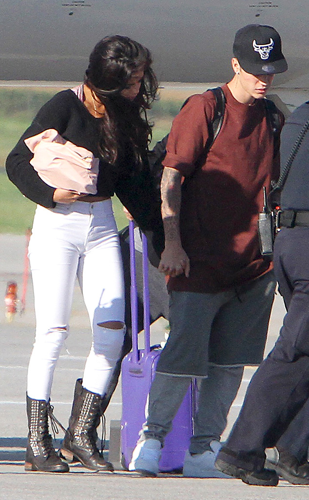 rs_634x1024-140828142859-634.Justin-Bieber-Selena-Gomez-Holding-Hands-Canada.ms.082814