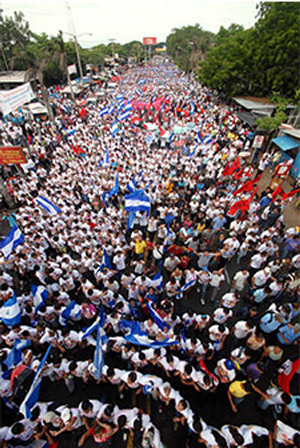 Estudiantes llenan de colorido patriótico Avenida de Bolívar a Chávez