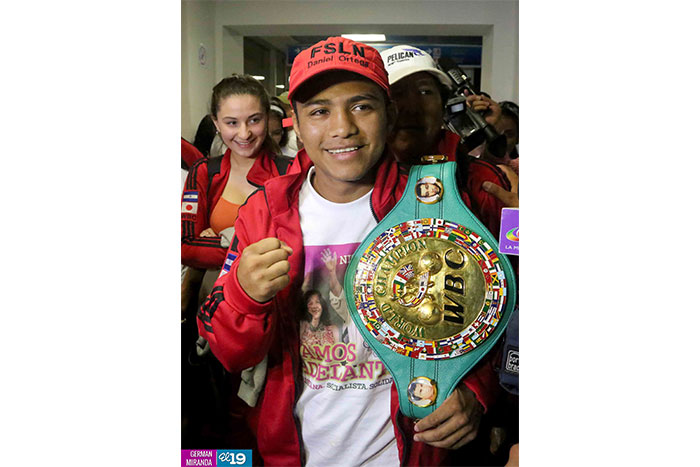 Tricampeón Mundial de Boxeo, Román “Chocolatito” González arribó  al país