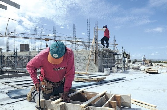 Incrementan salario en un 6 por ciento a trabajadores de la construcción