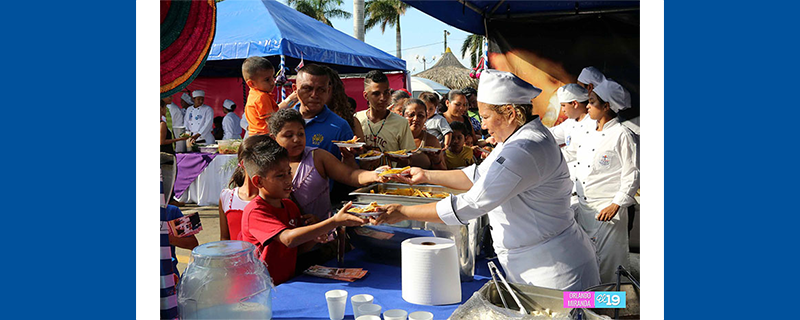 Familias asisten a Feria Gastronómica «Nicaragua Mía» en el puerto Salvador Allende