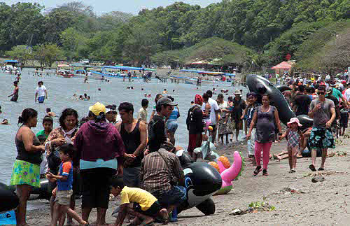 Familias nicaragüenses colmaron balnearios para disfrutar del fin de semana largo