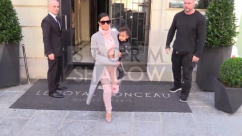 Video: Kim Kardashian se olvidó a su bebé en un hotel en París