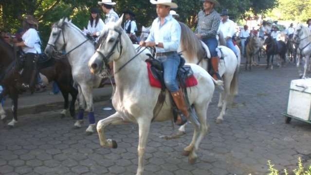 Devotos del Señor de Esquipulas, San Sebastián y Santa Teresa celebran alegres desfiles hípicos