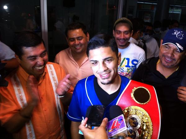 Campeón nicaragüense de boxeo, Randy Caballero, llegó esta noche a Managua