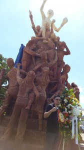 Randy Caballero coloca ofrenda floral en monumento a Alexis