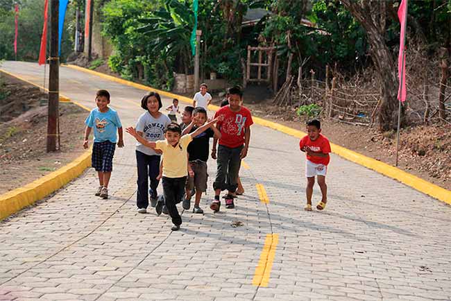 Celebran  Octubre Victorioso con adoquinado en un barrio de la ciudad de Masaya