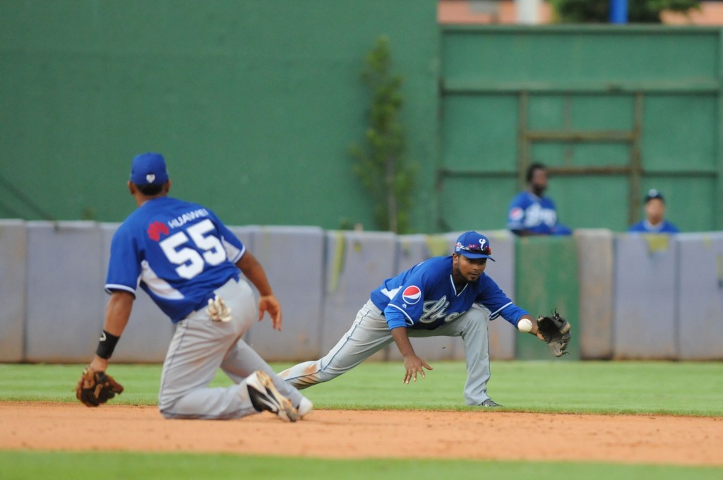 elmer reyes tigres de licey captura bola