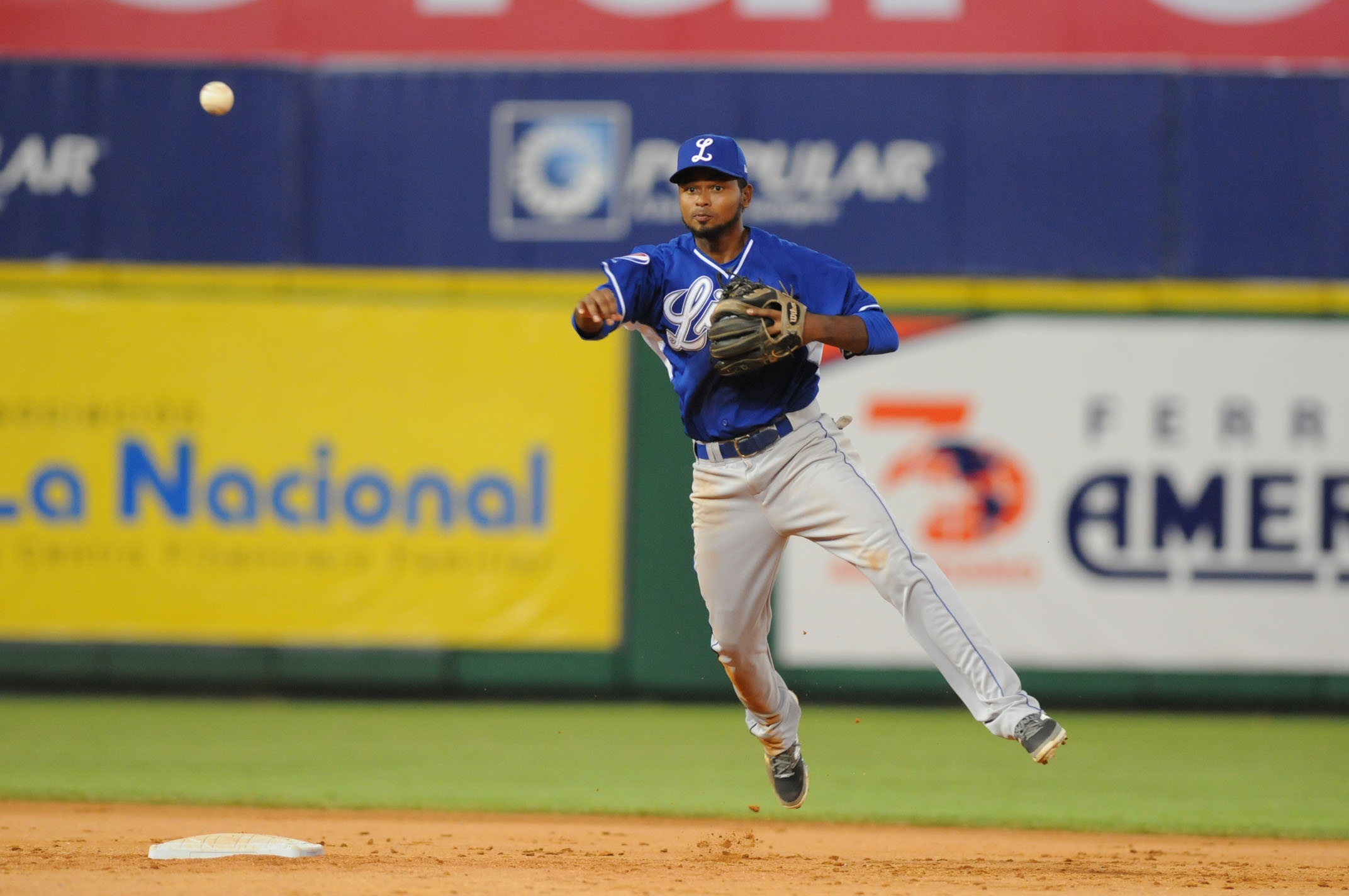 Elmer Reyes sigue encendido con Tigres de Licey