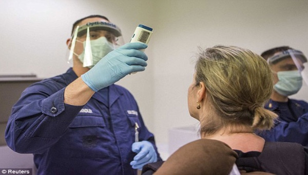 Críticas a las medidas extremas contra el ébola en EE.UU.