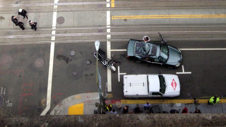 Milagro en San Francisco: limpiador sobrevive a una caída