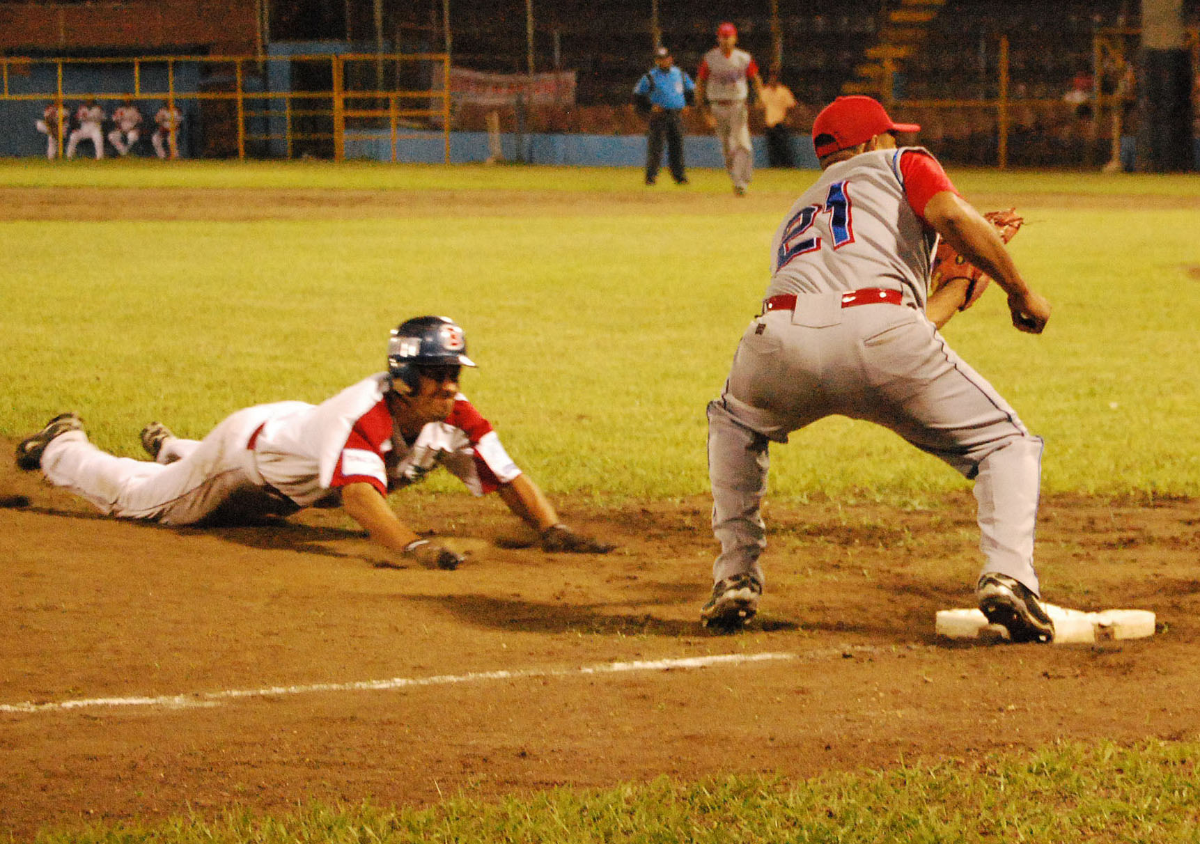 Debuta Adalid López con las fieras y derrotan al Bóer