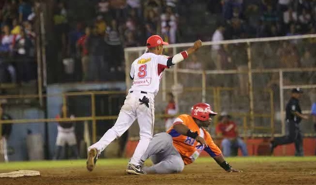 Gigantes derrotan al Bóer en el béisbol Profesional