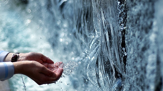 Dos litros de agua al día: ¿Un hábito saludable o mera publicidad?