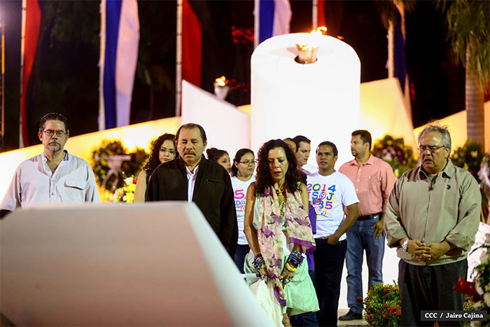 Daniel y Rosario rinden homenaje el Comandante Carlos Fonseca Amador