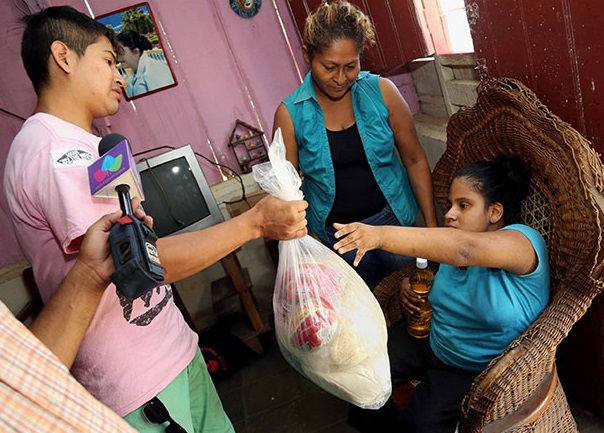 Familias del Distrito IV reciben paquetes de alimentos del Gobierno Sandinista