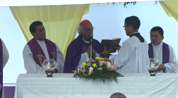 Cardenal Brenes en cementerio periférico de Managua