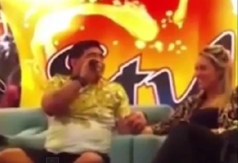Maradona le cantó una serenata a su novia