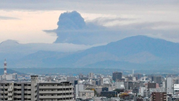 Suspenden vuelos tras erupción del monte Aso, en Japón