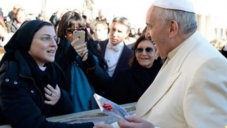 Sor Cristina le regaló al papa Francisco su primer disco