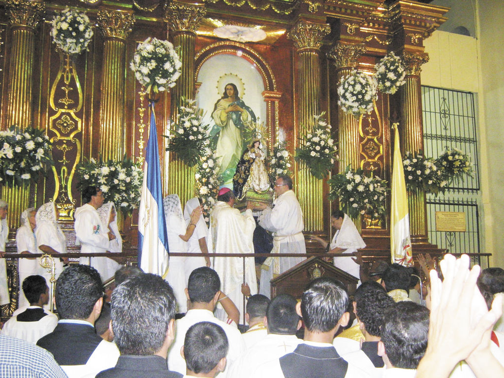 Párroco de basílica de El Viejo, Chinandega, felicita a compañera Rosario por promover fiestas marianas