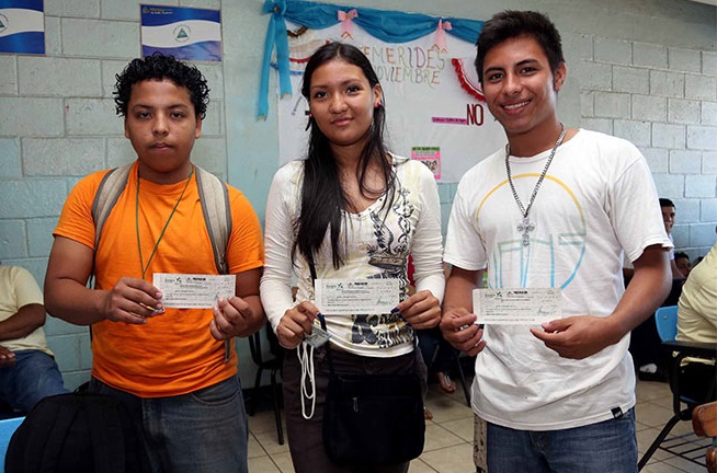 Miles de bachilleres de Managua reciben su bono de promoción