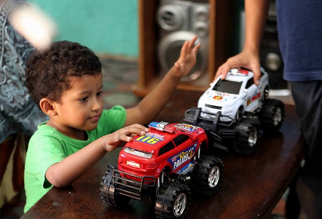 Más niños de Managua reciben con alegría obsequios navideños