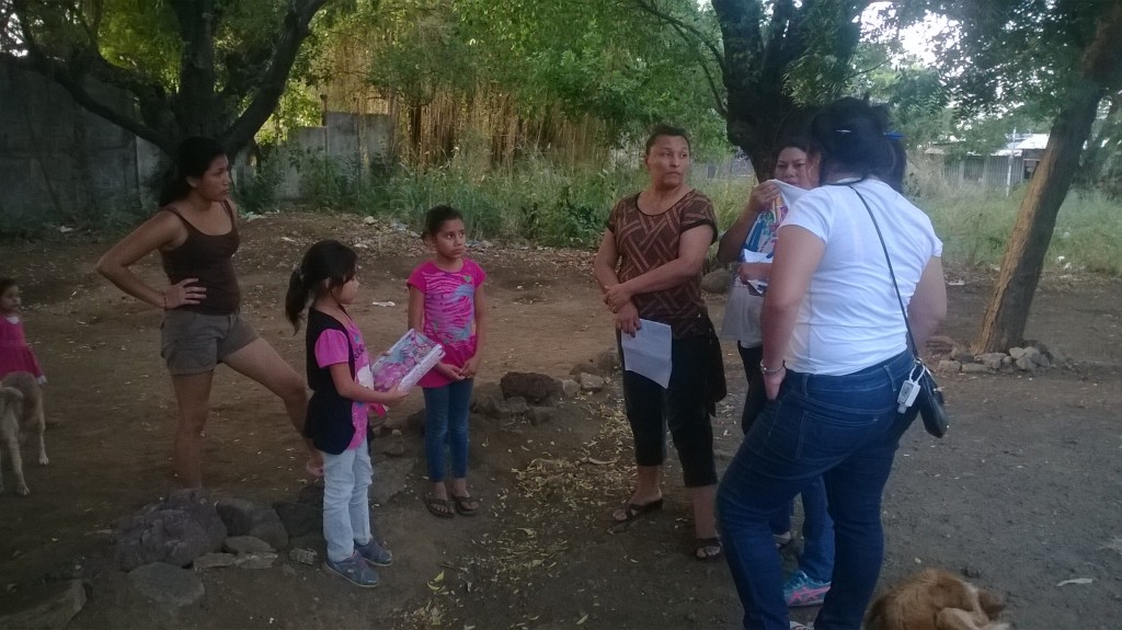 Entrega de juguetes en el barrio Cèsar Jèrez, del distrito Uno.