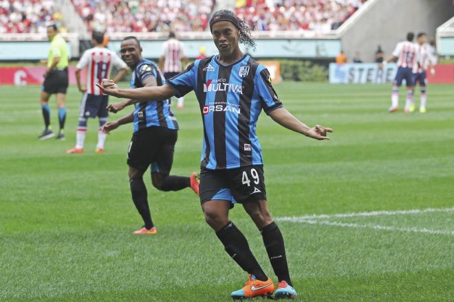 Ronaldinho se queda en el Querétaro