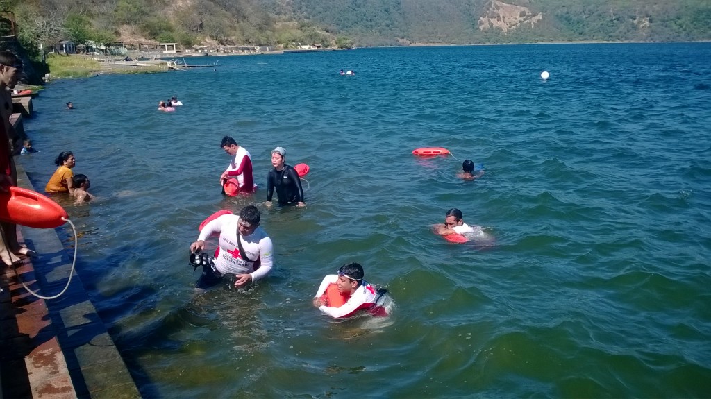 entrenamientos de 20  guarda vidas voluntarios de Cruz Roja.