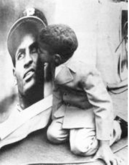 hijo besa foto de roberto clemente