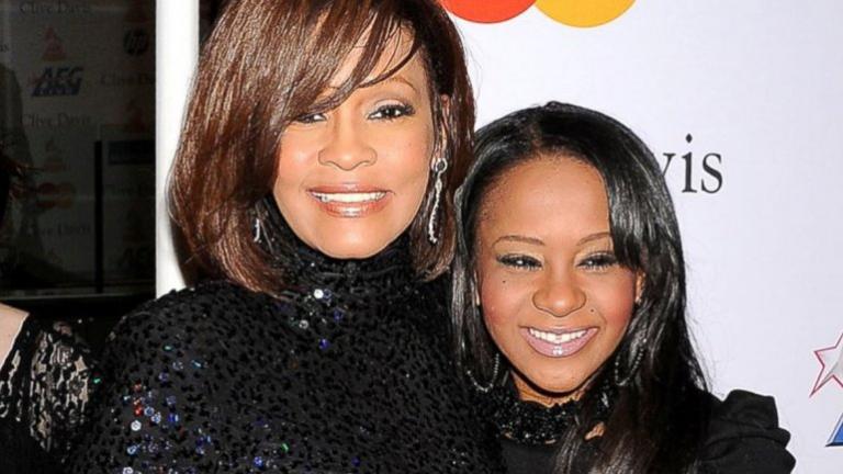 Encontraron a la hija de Whitney Houston inconsciente en una bañadera