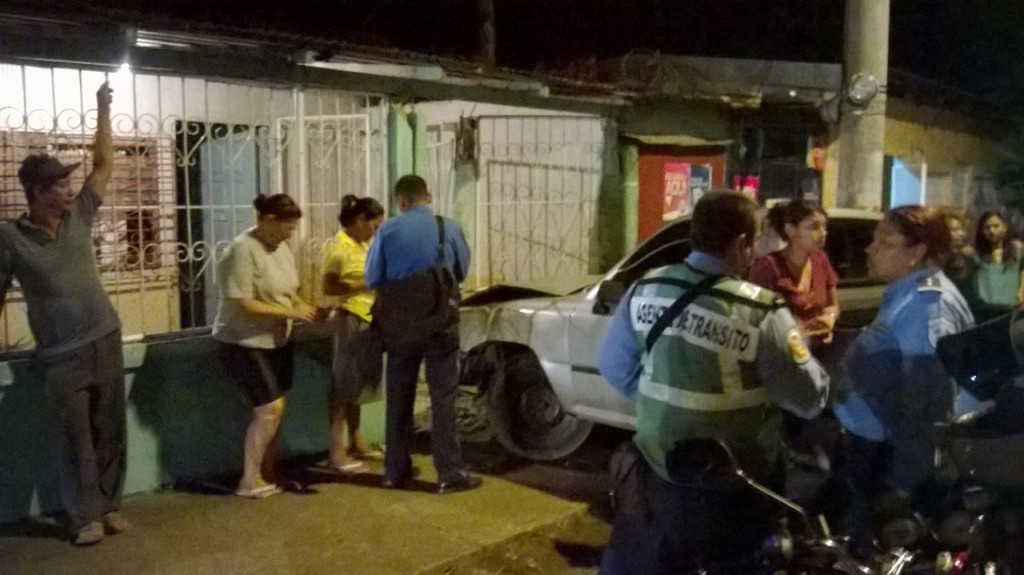 Camioneta destroza vivienda en San Judas por exceso de alcohol