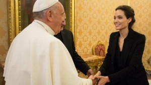 Angelina Jolie se reúne con el Papa Francisco