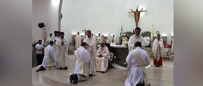 Cardenal Leopoldo Brenes ordena a nuevos sacerdotes