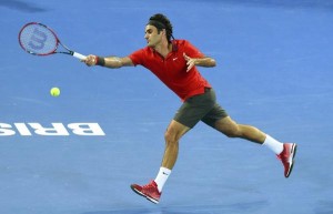 Federer y Sharapova avanzan en Brisbane