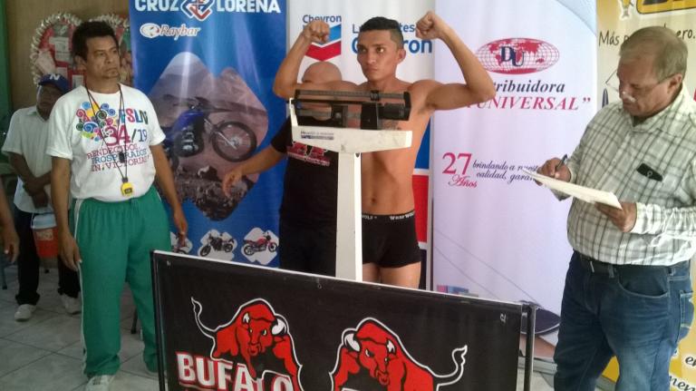 Boxeadores de la cartelera de Búfalo Boxing cumplieron con el peso