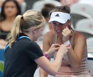 Wozniacki se retira en Sídney por una lesión de muñeca