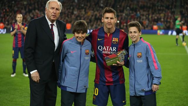 Messi recibe el trofeo de máximo goleador de la historia de la Liga