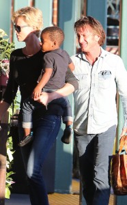 rs_634x1024-140122190959-634.Charlize-Theron-Sean-Penn-Jackson-Whole-Foods.ms.012214