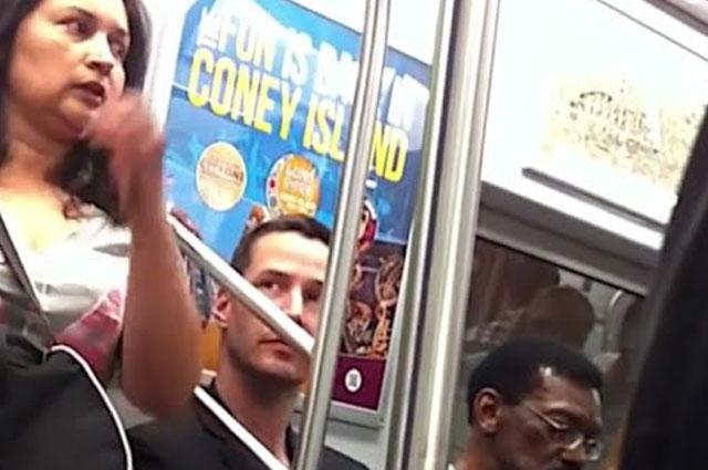 Humildad: Keanu Reeves cede el puesto a una mujer en el metro