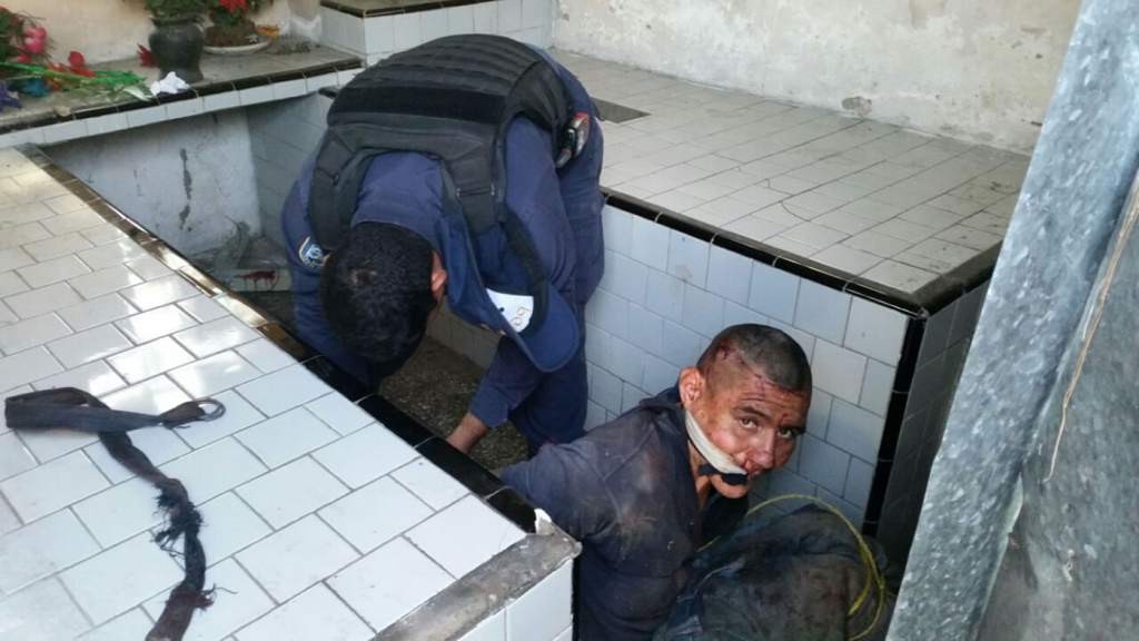 Santos Matilde Carrasco fue rescatado con vida por miembros de la Policía Nacional. Foto tomada de LaPrensa-Honduras