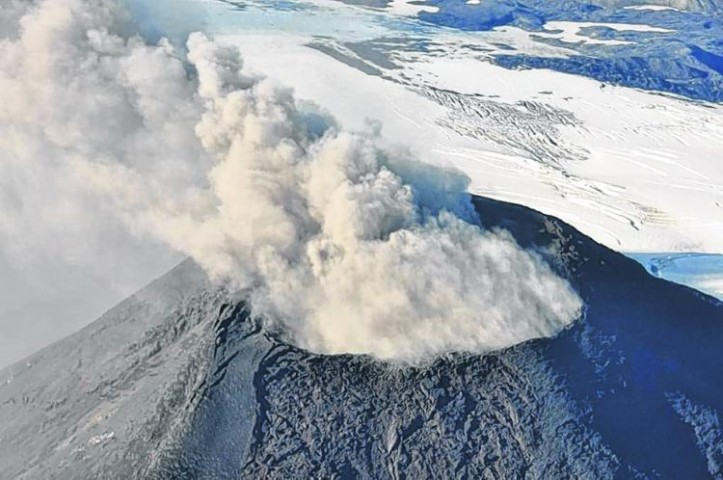 Alerta naranja: Volcán Villarrica en Chile aumenta su actividad