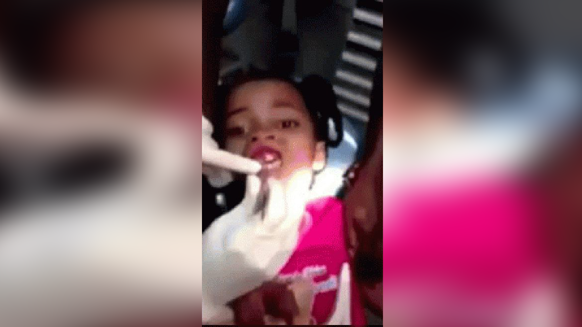 ¡Increíble! Niña encuentra anélidos en caramelos