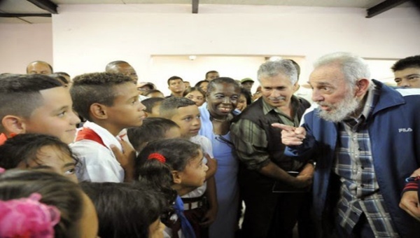 Fidel Castro ejerce su voto en elecciones cubanas