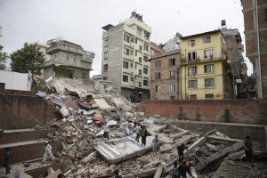 . Kathmandu (Nepal), 25/04/2015.- People search for survivors under the rubble of a destroyed building, after an earthquake caused serious damage in Kathmandu, Nepal, 25 April 2015. A 7.9-magnitude earthquake rocked Nepal destroying buildings in Kathmandu and surrounding areas, with unconfirmed rumours of casualties. The epicentre was 80 kilometres north-west of Kathmandu, United States Geological Survey. Strong tremors were also felt in large areas of northern and eastern India and Bangladesh. (Terremoto/sismo) EFE/EPA/NARENDRA SHRESTHA