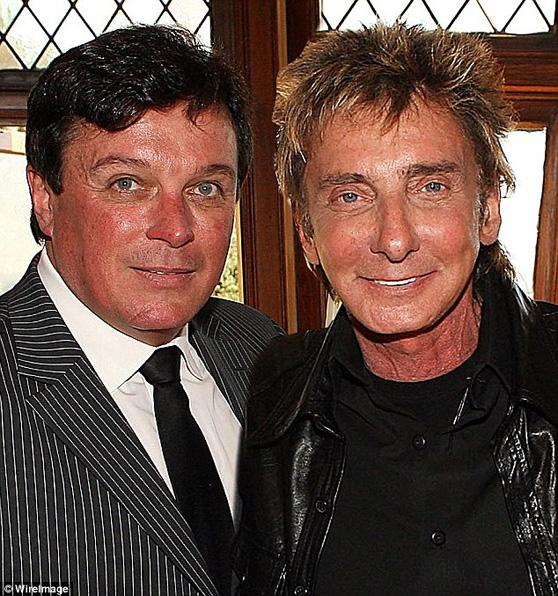 El cantante Barry Manilow se casó en secreto con su manager